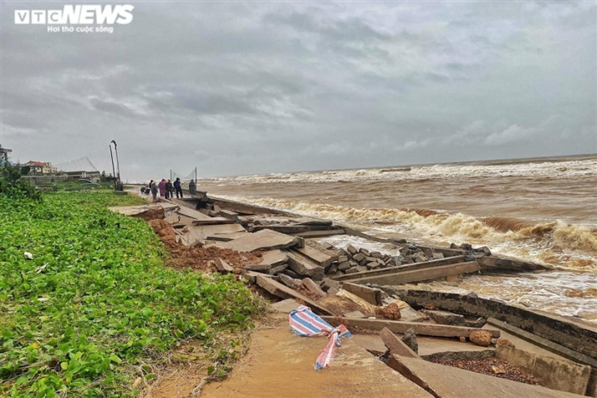 Ghi nhận của VTC News, ở xã Nhân Trạch (huyện Bố Trạch) sóng biển đã đánh sập hơn 50m đường kè ven biển, nhiều đoạn kè đứt gãy bị sóng biển cuốn trôi.