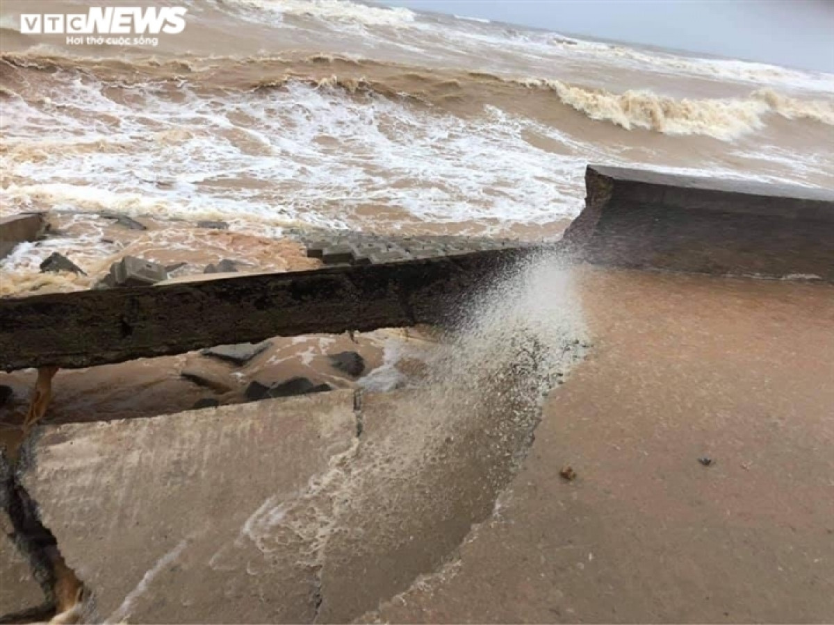Nước biển xâm lấn trong hai ngày đã khiến nhiều hố sâu bắt đầu lộ diện. Người dân cũng được chính quyền địa phương cảnh báo không đến gần để tránh nguy hiểm.