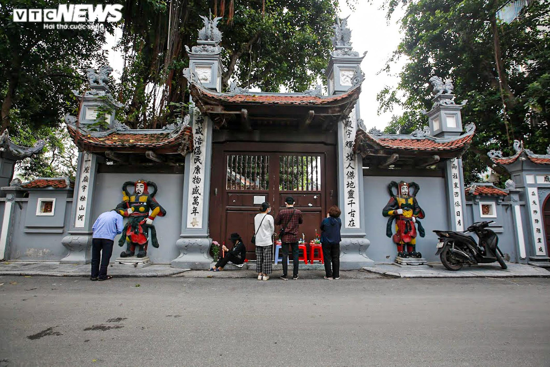 Giới trẻ Hà Nội tấp nập đến chùa Hà vái vọng cầu duyên trong ngày Rằm tháng 9 - 12
