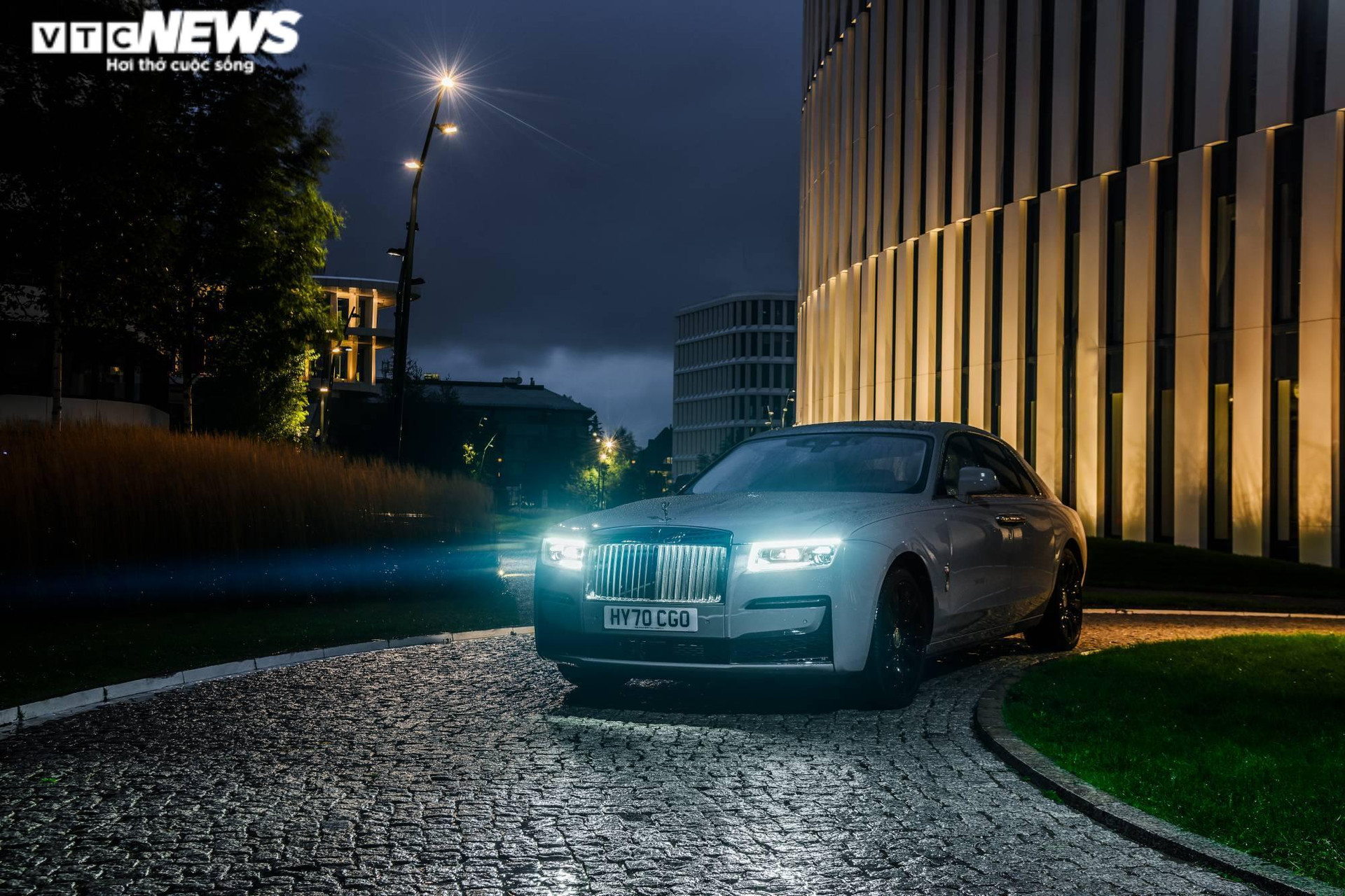 Siêu xe Rolls-Royce New Ghost và bộ ảnh chu du khắp thế giới - 10