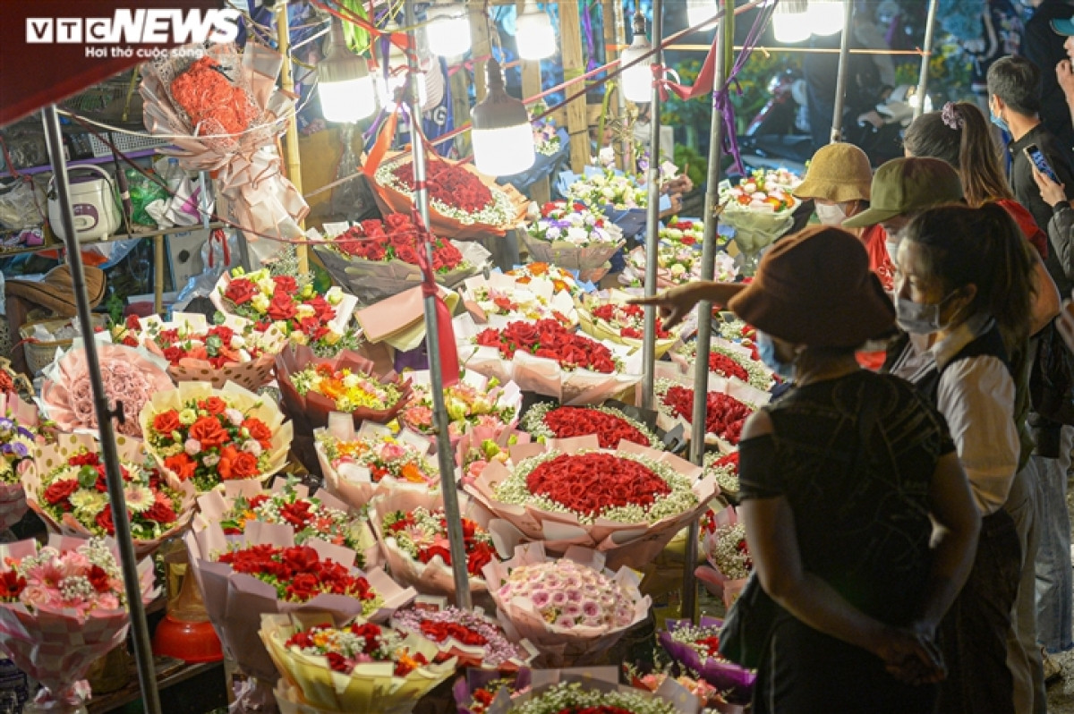 Mặc dù đã sang tới 1h sáng ngày 20/10, chợ hoa lớn nhất Hà Nội vẫn nườm nuợp khách ra vào, nhiều lúc khu vực lối vào chợ ùn tắc do rất nhiều tiểu thương chở hoa lưu thông trên đoạn đường này.