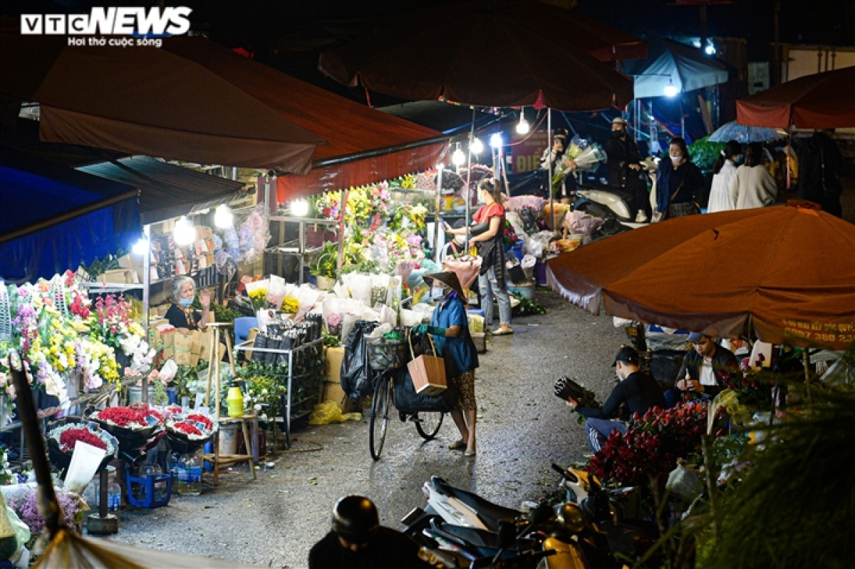 Dù thời tiết buổi đêm ở Hà Nội xuống thấp kèm theo mưa lạnh nhưng điều đó không làm giảm đi sự náo nhiệt tại khu chợ này, nhất là vào thời điểm cận kề ngày Quốc tế Phụ nữ 20/10 và rằm tháng 9.