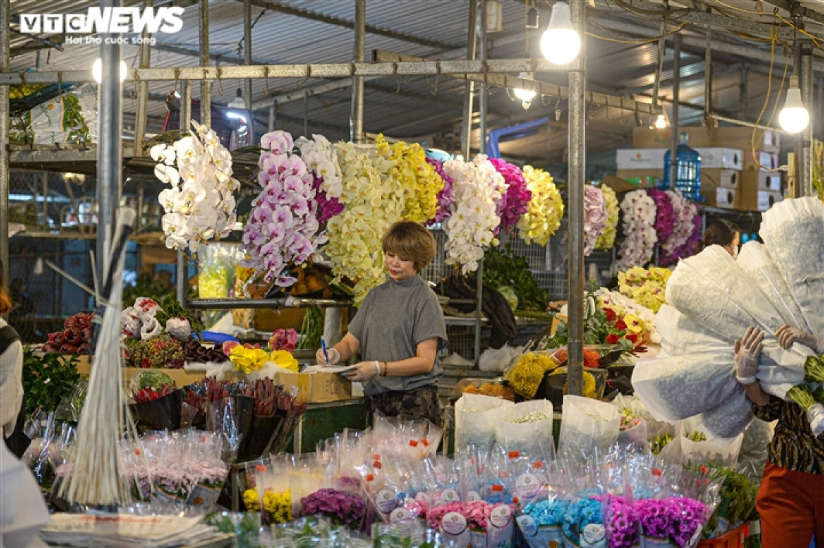 Chị Bình, tiểu thương buôn bán hoa nhiều năm tại chợ hoa Quảng An cho biết: 