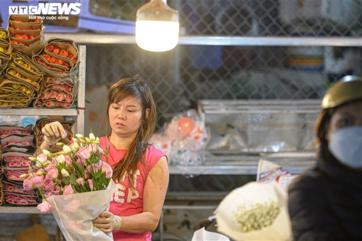 Còn theo chị Vân, gia đình chị nhập hoa hồng từ Lào Cai với giá 80.000 - 100.000 đồng/bó 10 bông nhưng để thuận lợi, chị quyết định bó sẵn 20 bông với giá từ 150.000 - 180.000 đồng. Ngoài ra, chị Vân cũng cho biết thêm giá hồng ta trồng ở khu vực ngoại thành Hà Nội loại bông lớn đã nở đẹp, tươi, bó giấy bạc trang trí được bán với giá 220.000 đồng/bó.