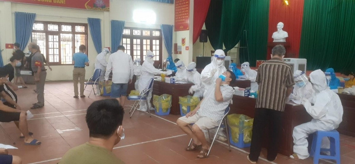 Lực lượng chức năng xét nghiệm SARS-CoV-2 cho người dân ở Bắc Ninh.
