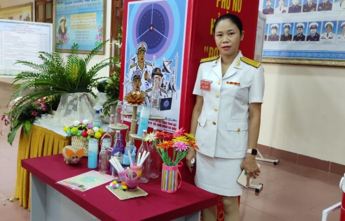 Đại úy Nguyễn Thị Thùy Linh, Trung tâm bảo đảm kỹ thuật Vùng 3 Hải quân bên các mô hình phụ nữ sáng tạo của đơn vị.