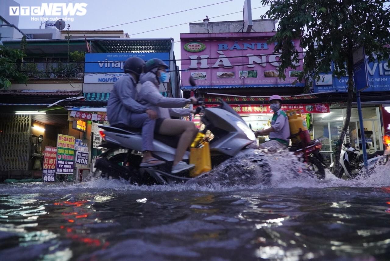 Triều cường dâng cao, người Sài Gòn phải 'rẽ sóng' về nhà sau giờ tan làm - 10