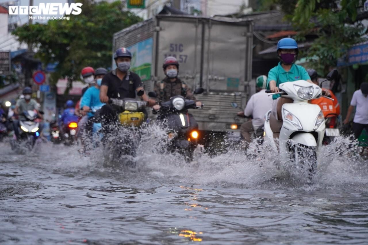 Triều cường dâng cao, người Sài Gòn phải 'rẽ sóng' về nhà sau giờ tan làm - 1