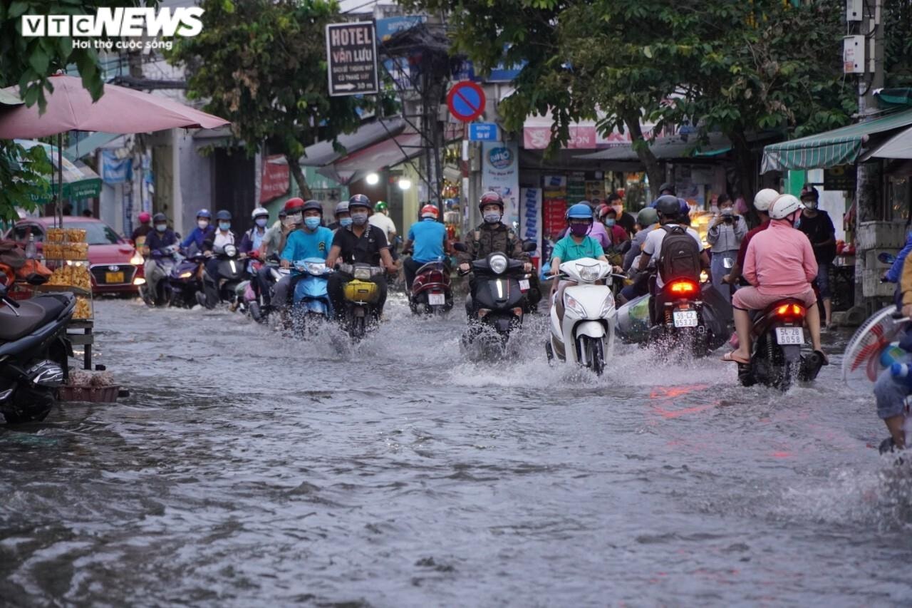 Triều cường dâng cao, người Sài Gòn phải 'rẽ sóng' về nhà sau giờ tan làm - 9