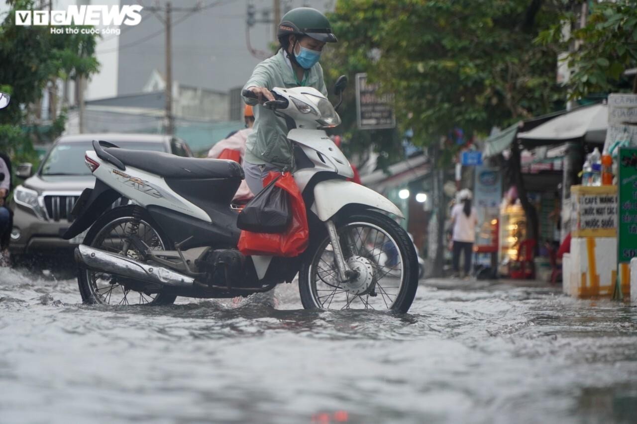 Triều cường dâng cao, người Sài Gòn phải 'rẽ sóng' về nhà sau giờ tan làm - 7