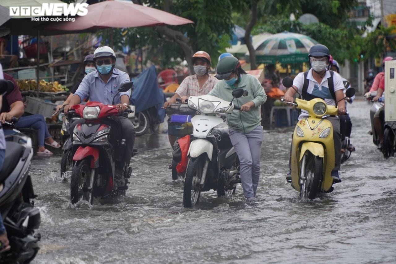 Triều cường dâng cao, người Sài Gòn phải 'rẽ sóng' về nhà sau giờ tan làm - 2