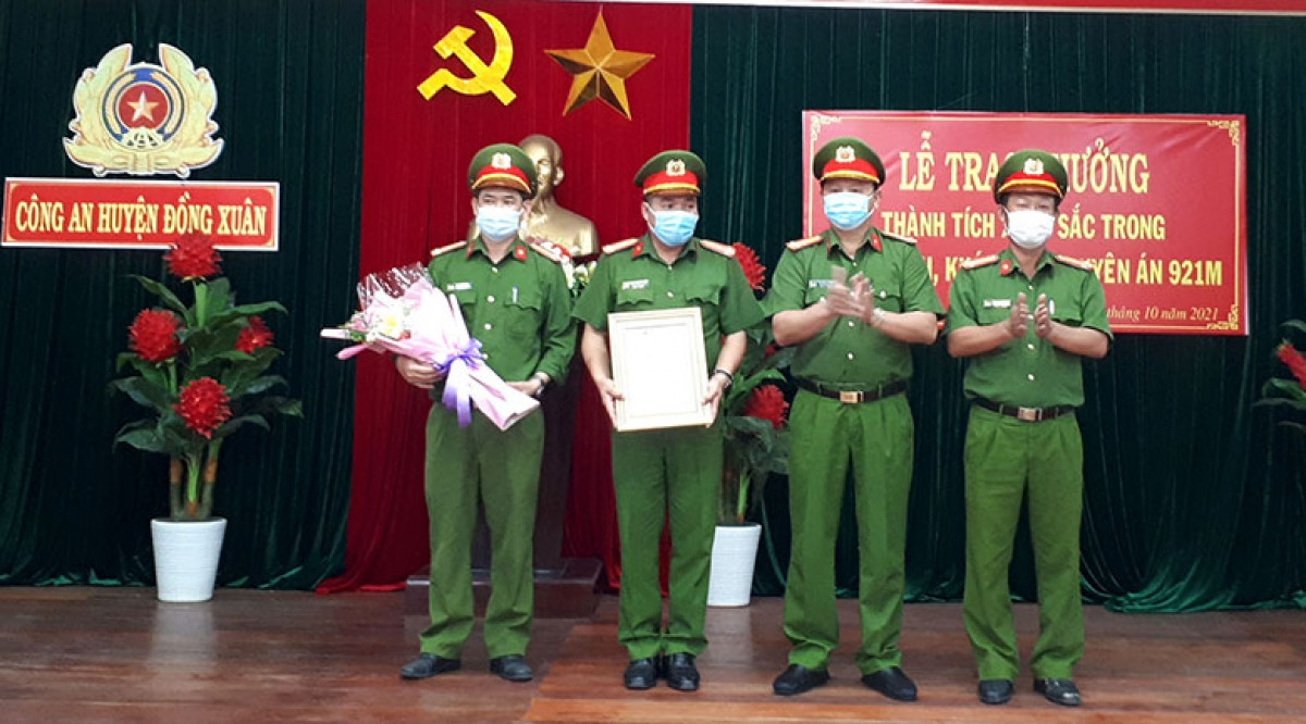 Thượng tá Võ Duy Tuấn, Phó Giám đốc Công an tỉnh Phú Yên trao thư khen của Giám đốc Công an tỉnh cùng tiền thưởng cho Công an huyện Đồng Xuân. 