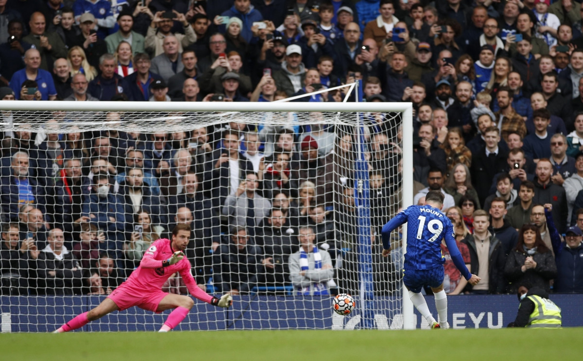 Sau hai lần thực hiện penalty, Mason Mount đã nâng tỷ số lên 6-0 cho Chelsea. (Ảnh: Reuters).