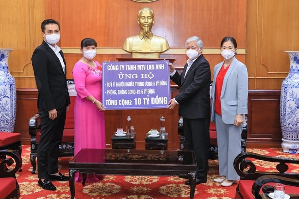 Bí thư Trung ương Đảng, Chủ tịch Uỷ ban Trung ương MTTQ Việt Nam Đỗ Văn Chiến tiếp nhận ủng hộ từ Công ty TNHH MTV Lan Anh (Ảnh: Đảng Cộng sản)