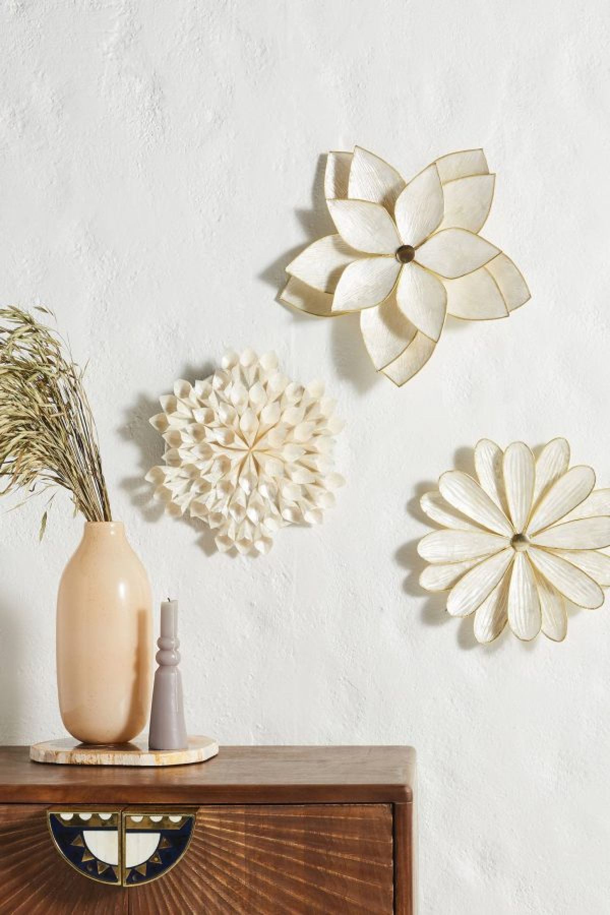 Trang trí tường phòng ngủ bằng hoa thủ công cũng là cơ hội để bạn thể hiện được năng khiếu và sự sáng tạo của mình.