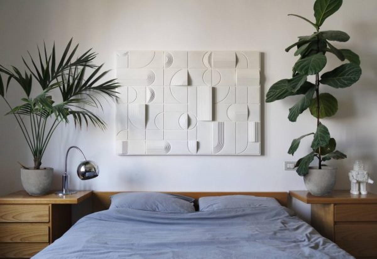 Trang trí tường phòng ngủ hiện đại với một tác phẩm điêu khắc đầy lạ lẫm và độc đáo.