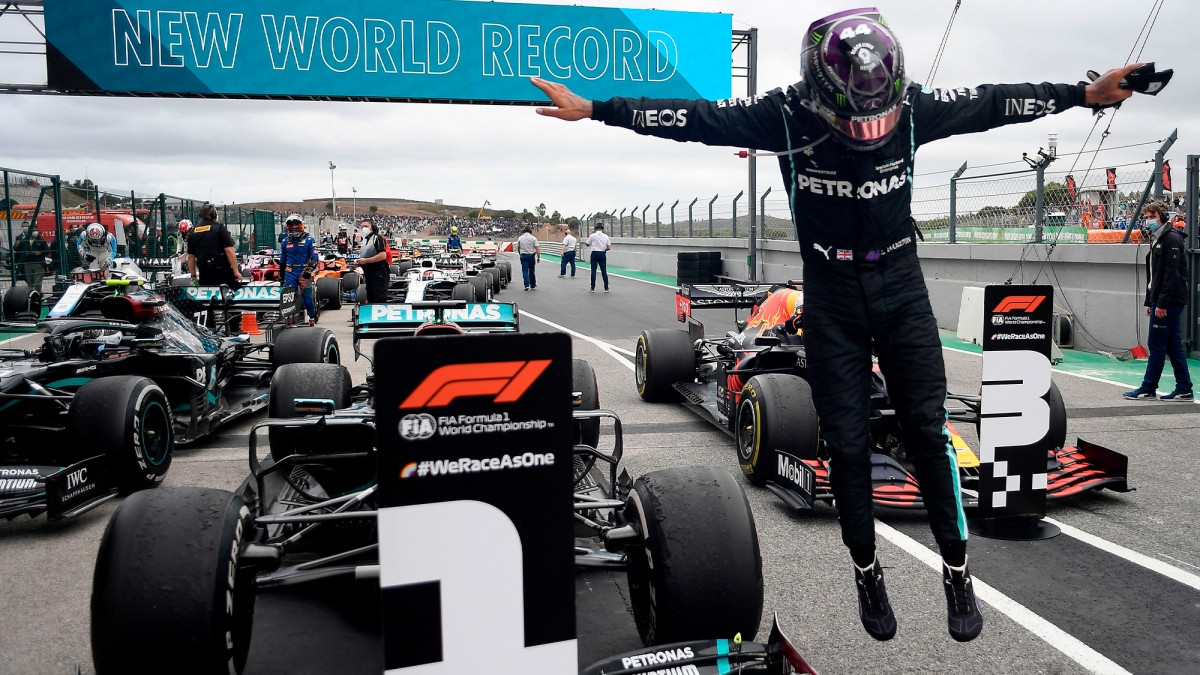 Hamilton ăn mừng sau khi lập nên kỷ lục mới ở đường đua F1. (Ảnh: Getty). 