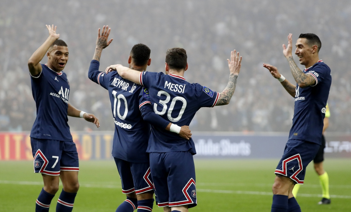 Caleta-Car đá phản lưới nhà Marseille ở phút 14 nhưng PSG không được công nhận bàn thắng vì trước đó Neymar đã việt vị.