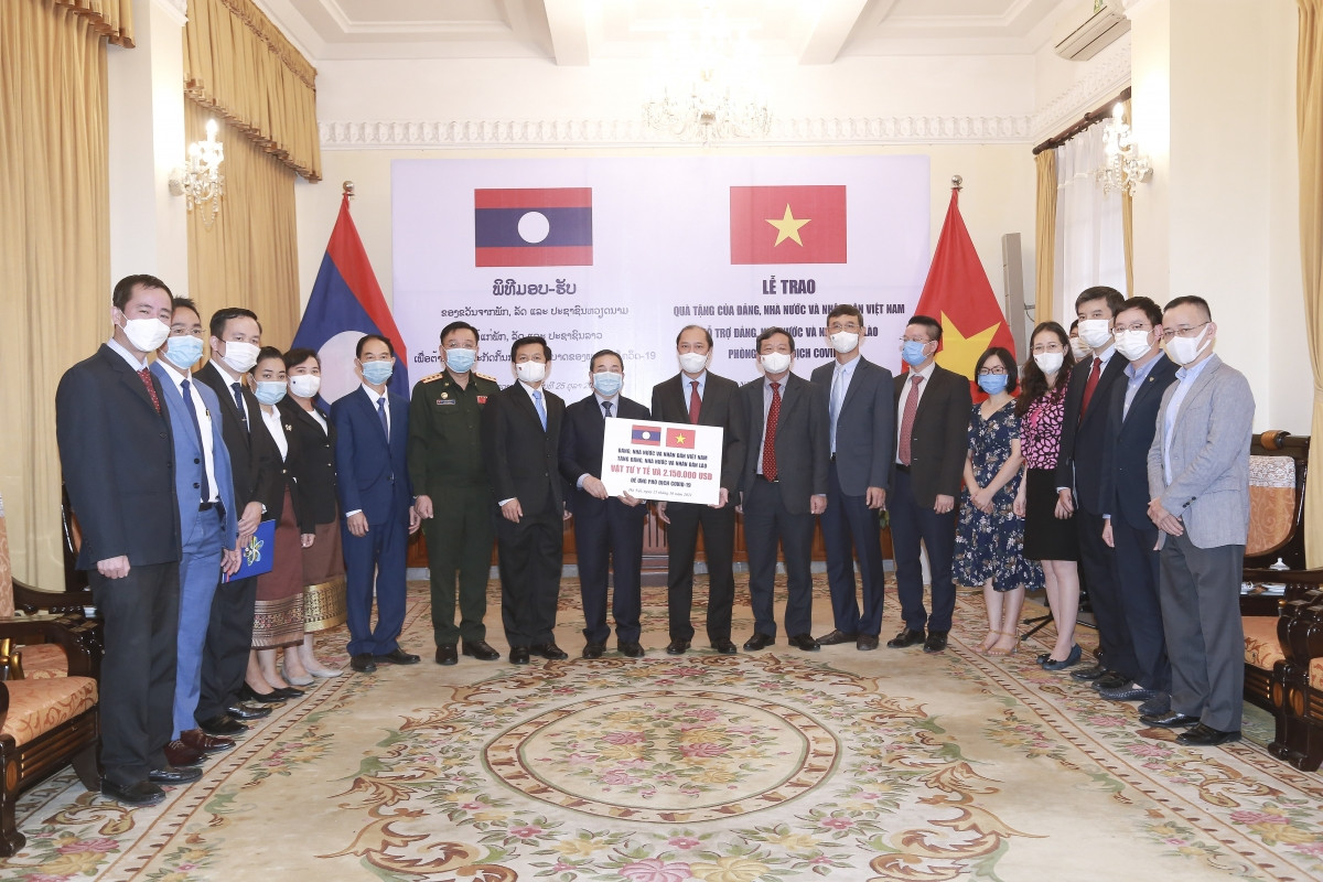 Bộ Ngoại giao Việt Nam đã tổ chức trao tượng trưng quà tặng của Đảng, Nhà nước và nhân dân Việt Nam hỗ trợ Đảng, Nhà nước và nhân dân Lào ứng phó đợt dịch Covid-19 mới ở Lào.