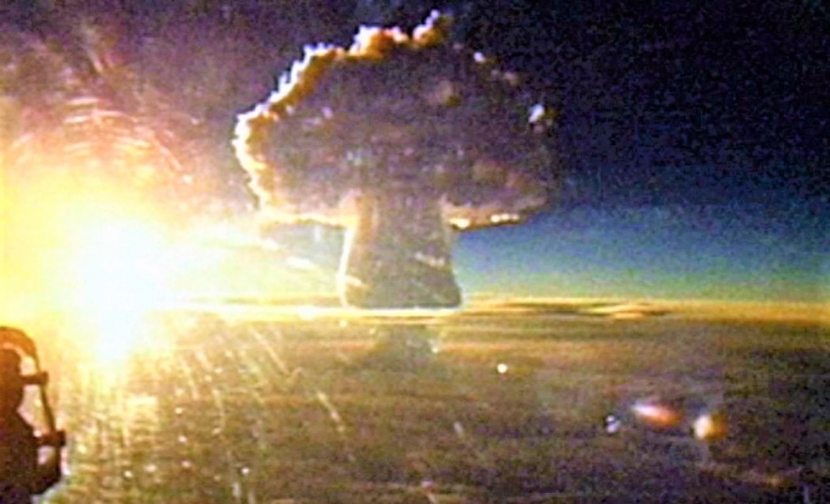 Đám mây hình nấm do bom Sa hoàng tạo ra, nhìn từ khoảng cách 161 km; Nguồn: historyofyesterday.com