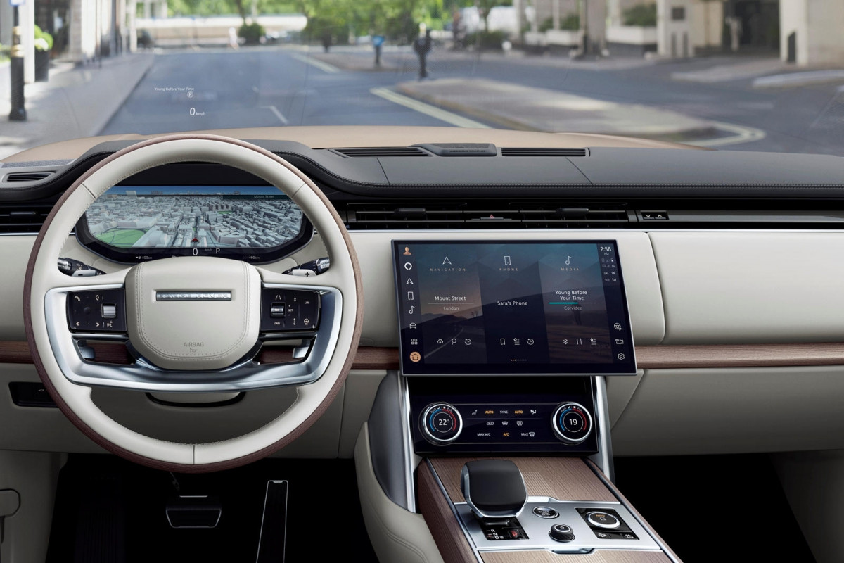 Bước vào bên trong, khoang lái của xe được nâng cấp với màn hình hiển thị thông tin mới, kích thước 13,7 inch. Màn hình giải trí cũng được nâng cấp lên kích thước 13,1 inch, sử dụng cảm ứng phản hồi xúc giác.