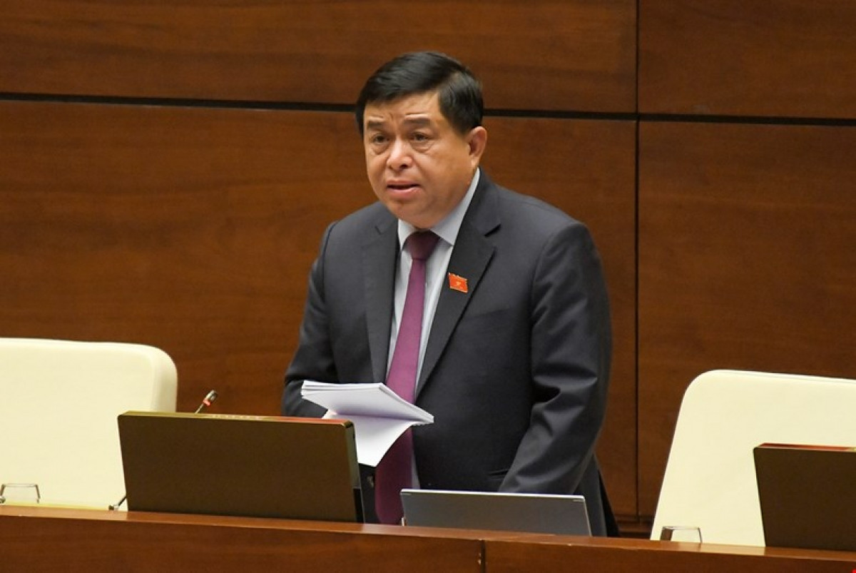 Bộ trưởng Nguyễn Chí Dũng phát biểu giải trình, làm rõ một số vấn đề đại biểu Quốc hội nêu trong phiên thảo luận sáng 27/10. Ảnh: Quốc hội