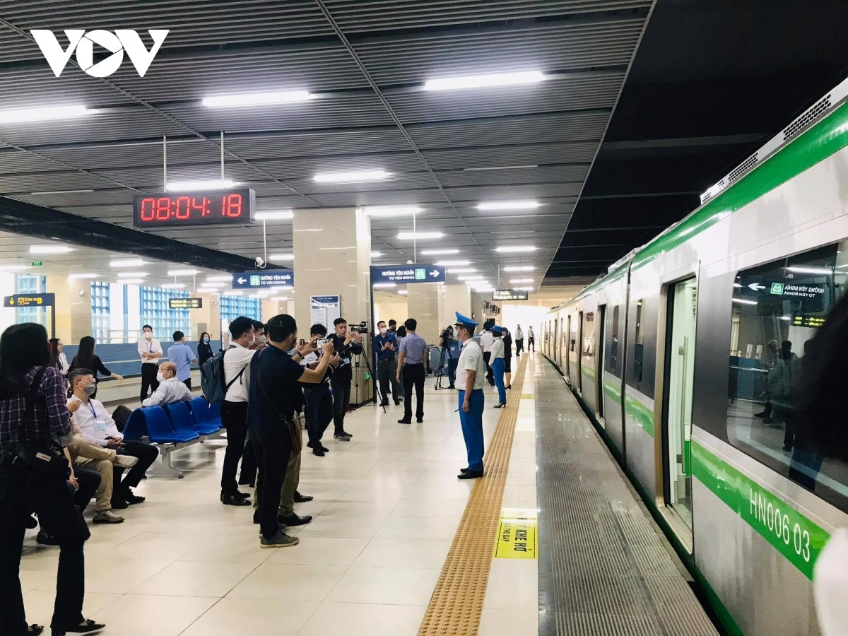 Phó Thủ tướng Chính phủ Lê Văn Thành yêu cầu Bộ GTVT hoàn thiện các thủ tục để đưa tuyến đường sắt Cát Linh-Hà Đông vào khai thác trong tháng 11 này.