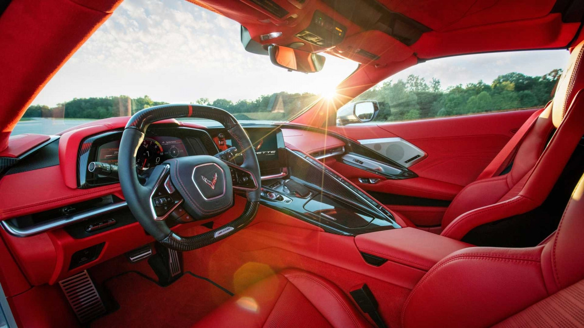 Bên trong, khoang lái vẫn giữ nguyên thiết kế tương tự như phiên bản Corvette Stingray thông thường nhưng được ốp trang trí sợi carbon nhiều hơn. Cùng với đó là màu nội thất Andrenalie Red hoàn toàn mới.