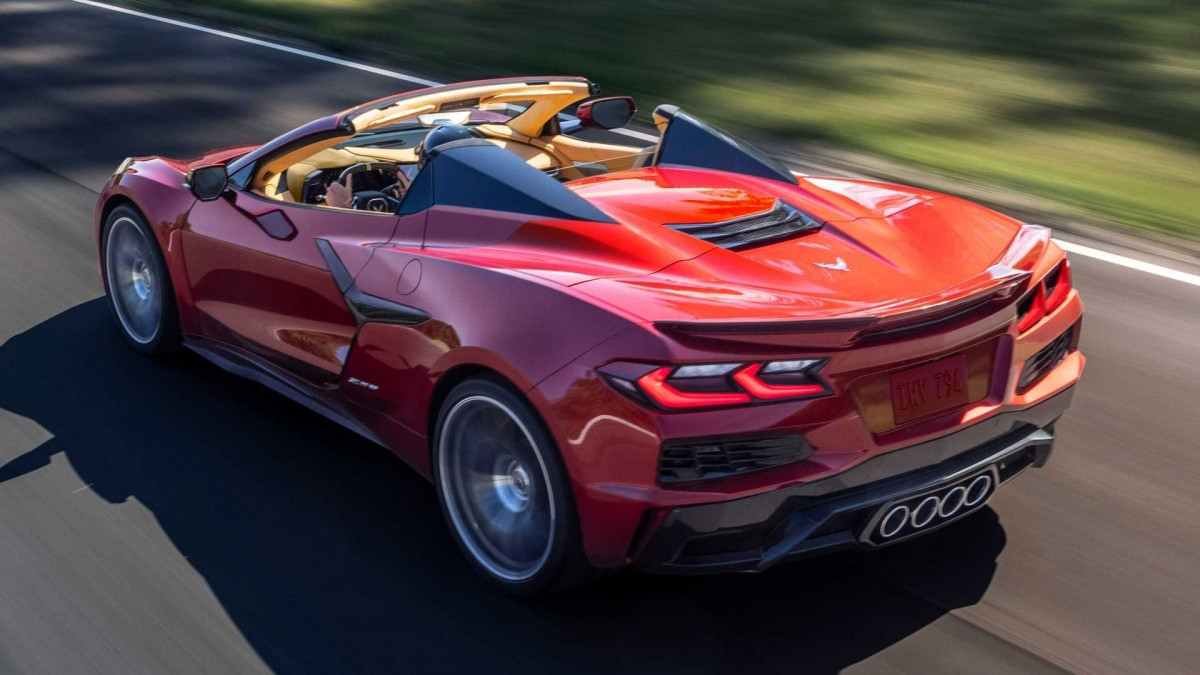 Về mặt khí động học, Corvette Z06 tiêu chuẩn sẽ có bộ chia gió trước và cánh gió sau tương đối nhỏ. Với gói nâng cấp Z07, chiếc xe sẽ có thêm bộ cánh mang trước, cánh gió sau lớn hơn cùng bộ chia gió trước và ốp hông, tất cả đều được làm bằng sợi carbon.