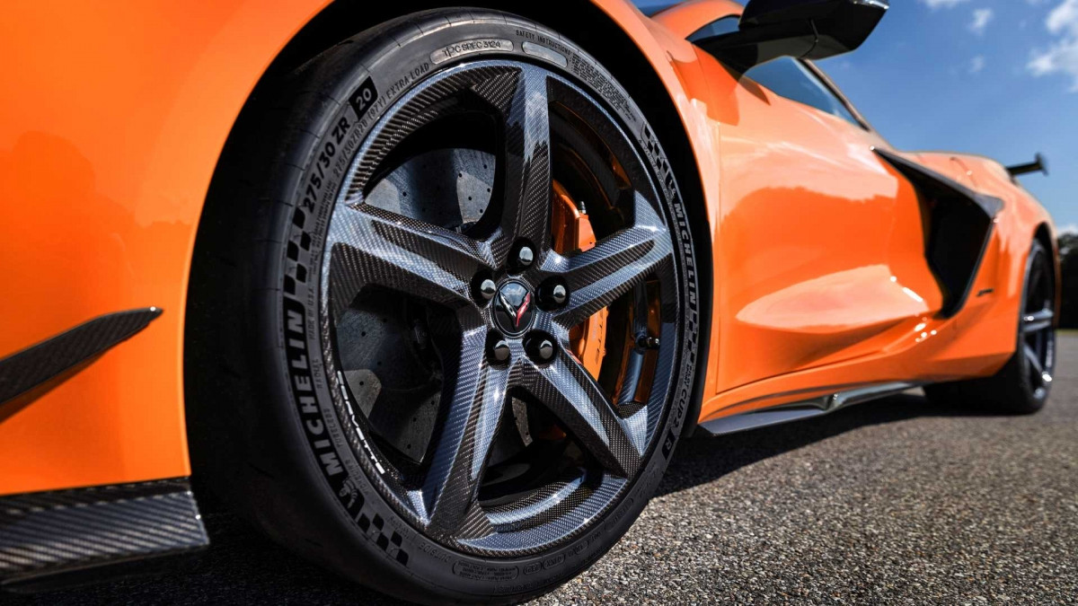 Bên cạnh những nâng cấp về động cơ, phiên bản Z06 còn mang đến những nâng cấp về mặt hệ thống treo cũng như khí động học để mang đến cảm giác lái tốt hơn. Với thân xe rộng hơn 91 mm, Corvette Z06 mới dễ dàng sử dụng bộ lốp kích thước lớn 275/30 ZR20 ở bánh trước và lên đến 345/25 ZR21 ở bánh sau, mang đến độ bám đường tối ưu nhất.