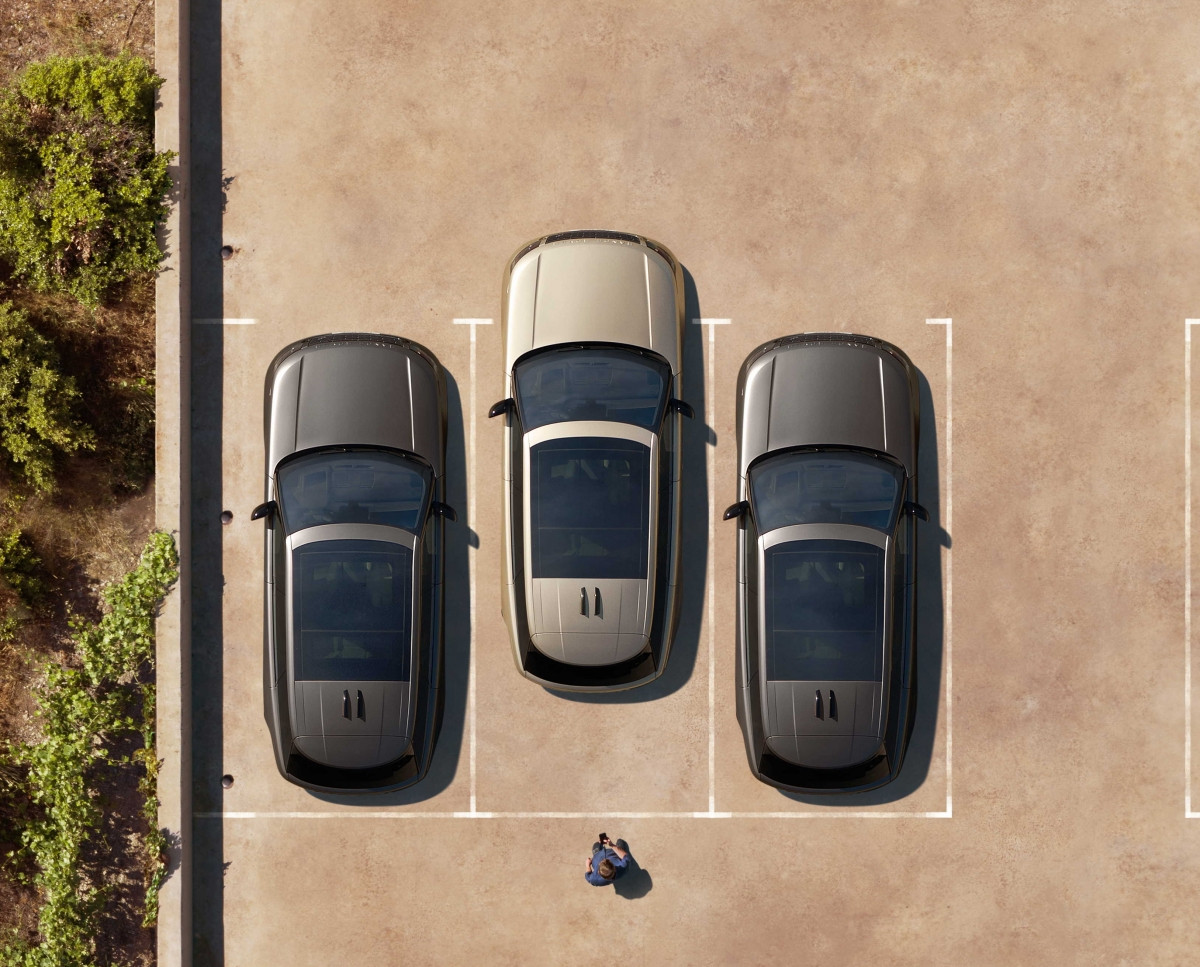 Để đảm bảo khả năng vận hành, Range Rover mới được trang bị Hệ thống kiểm soát khung gầm tích hợp tiên phong của Land Rover; Hệ thống đánh lái bốn bánh cho cảm giác lái ổn định ở tốc độ cao và bán kính quay đầu nhỏ; Hệ thống treo khí nén điện tử;