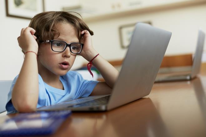 Tỷ lệ trẻ cận thị tăng do học online trong thời gian dài - 1