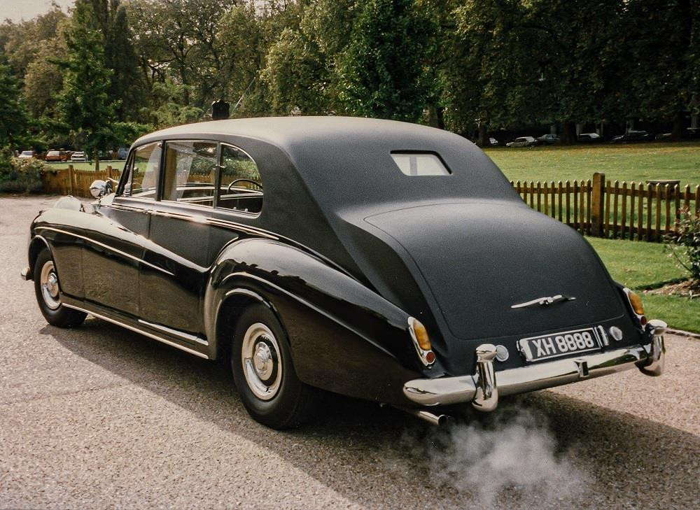 Rolls-Royce Black Badge: Dòng xe mang tính biểu tượng - 7