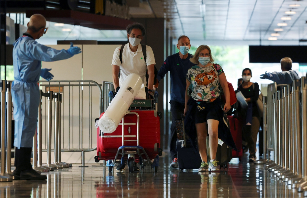 Hành khách trên chuyến bay VTL từ Amsterdam đến sân bay Changi (Singapore) hôm 20/10. Nguồn: Reuters