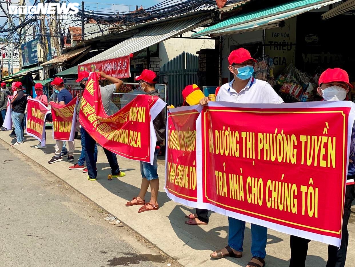 Bình Dương: Khách hàng mua dự án Roxana Plaza căng băng rôn đòi nhà - 2