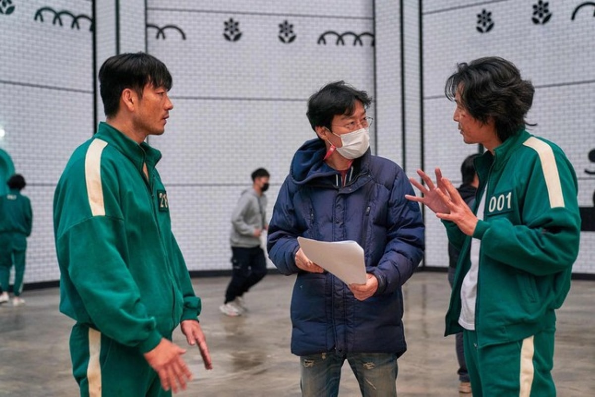 Đạo diễn Hwang Dong Hyuk cho biết mình không nhận được thêm khoản tiền thưởng nào từ Netflix dù tác phẩm của anh mang về doanh thu khổng lồ cho nền tảng này.