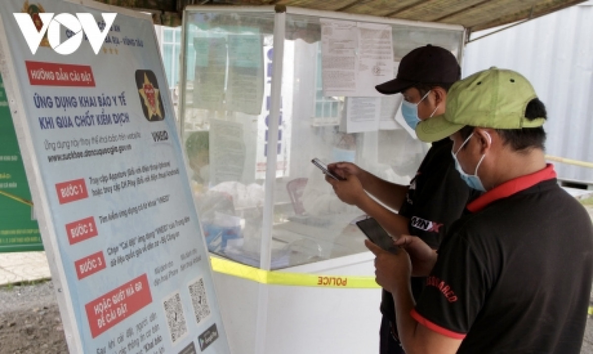 Người dân vào tỉnh Bà Rịa - Vũng Tàu thực hiện khai báo y tế tại chốt kiểm soát dịch QL51 (ảnh Lưu Sơn).