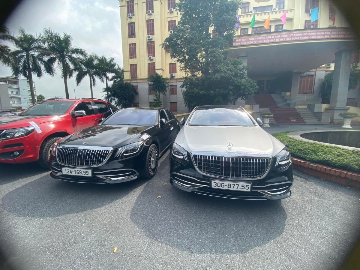 Các xe ô tô là tang vật bị công an thu giữ.