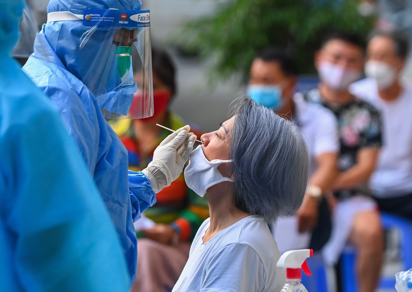 COVID-19 ở Hà Nội: Phát hiện 100 người nhiễm SARS-CoV-2 về từ 13 tỉnh, thành  - 1