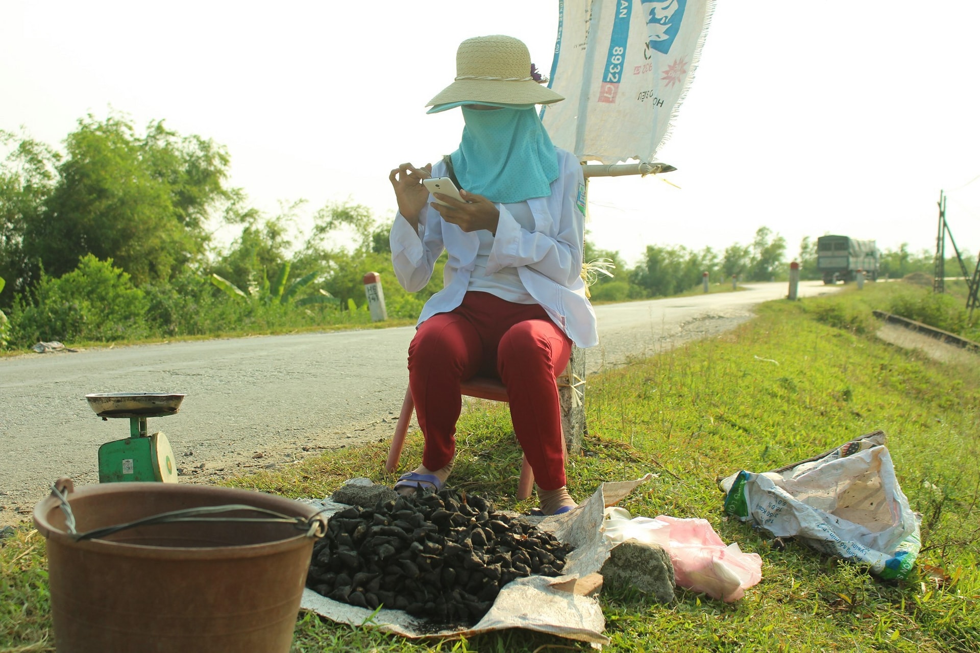 Ảnh: Nông dân Hưng Yên chèo thuyền thu hoạch củ ấu từ sáng sớm - 17