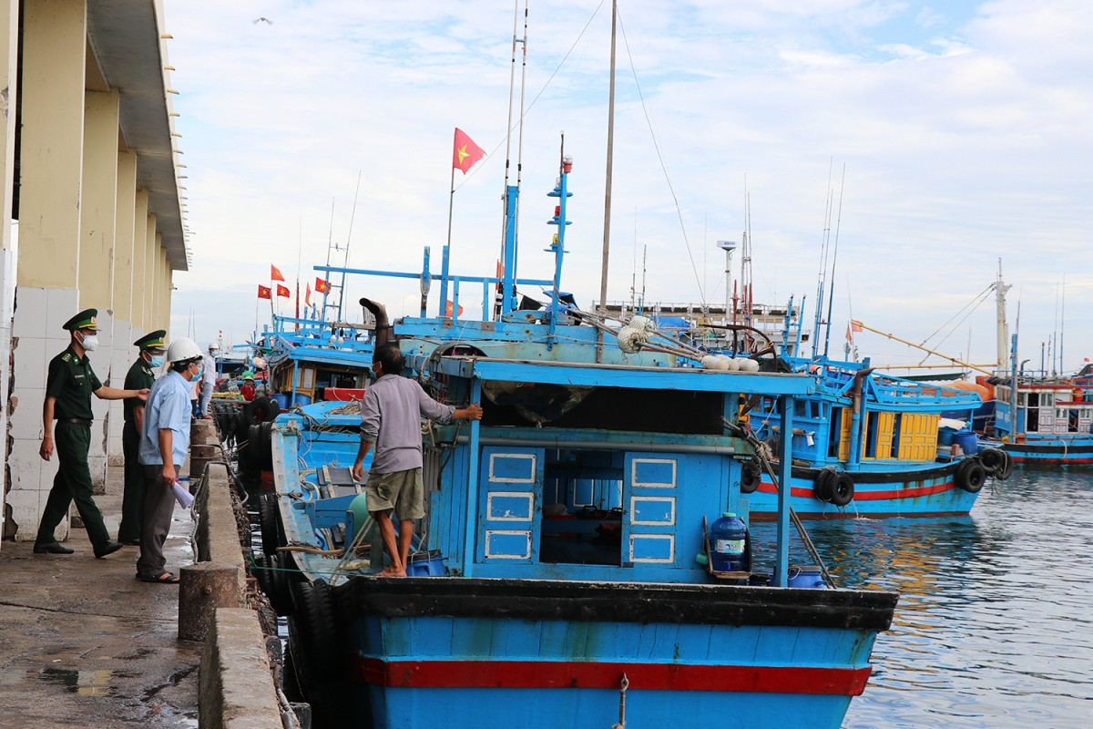 Lực lượng Biên phòng tỉnh Phú Yên tuần tra, nhắc nhở người dân đảm bảo các quy định về phòng chống dịch Covid-19 tại cảng cá An Lạc, thị xã Đông Hòa, tỉnh Phú Yên.