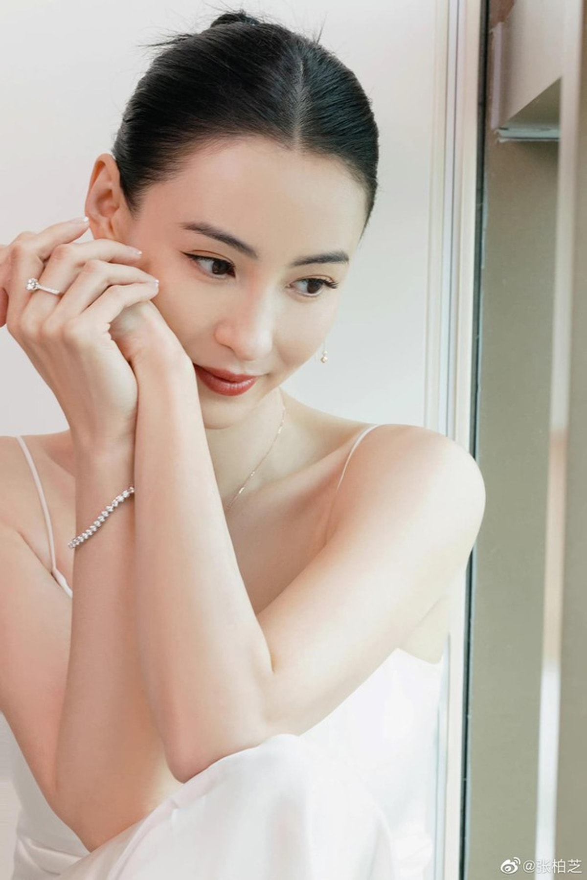 Trương Bá Chi gây sốt với nhan sắc đời thực tuổi 41 - 9