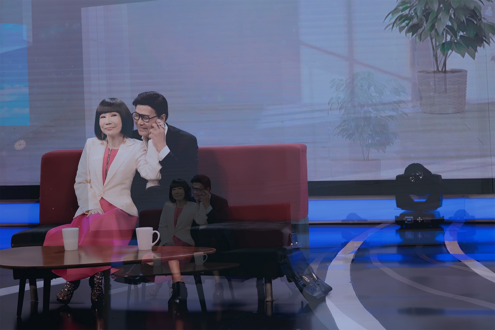 Nghệ sĩ cải lương Thanh Kim Huệ tuổi 66 trẻ trung qua ống kính của chồng - 11