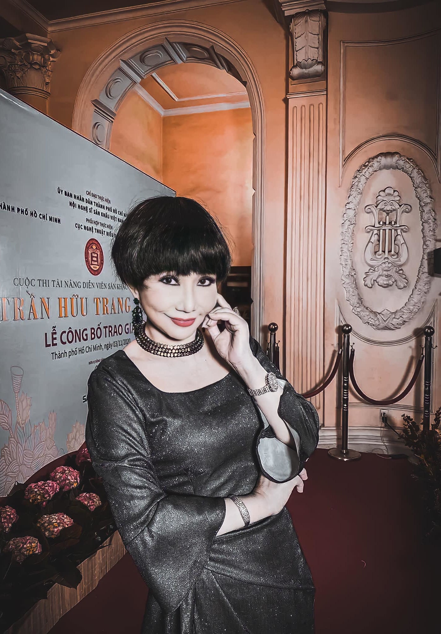 Nghệ sĩ cải lương Thanh Kim Huệ tuổi 66 trẻ trung qua ống kính của chồng - 16