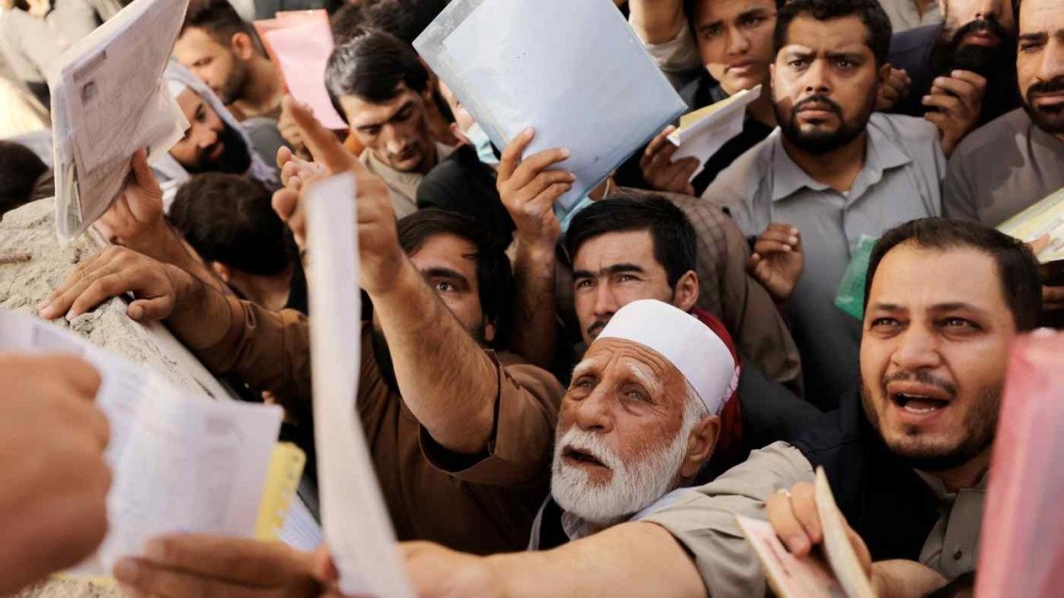Người dân Afghanistan tập trung bên ngoài văn phòng cấp hộ chiếu ở Kabul ngày 6/10. Ảnh: Reuters