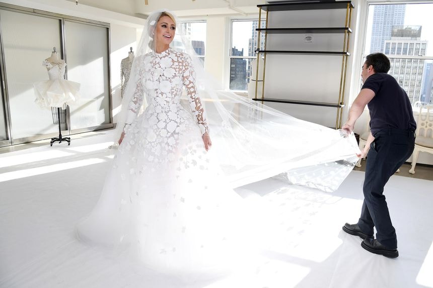 Những chiếc váy cưới xa hoa và tuyệt mỹ của Paris Hilton - 1