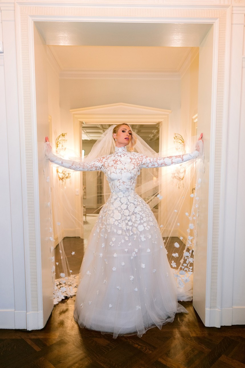 Những chiếc váy cưới xa hoa và tuyệt mỹ của Paris Hilton - 2