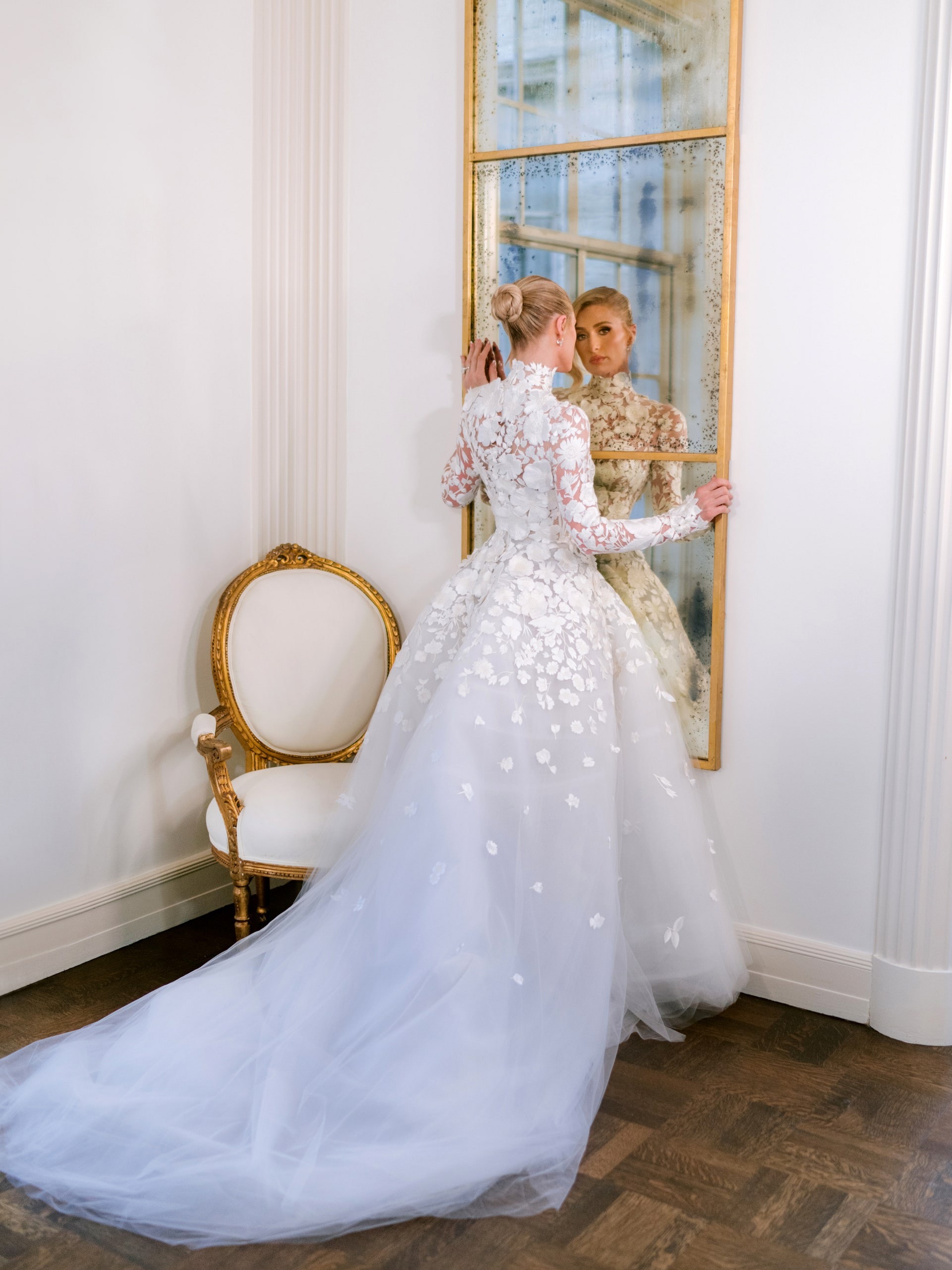 Những chiếc váy cưới xa hoa và tuyệt mỹ của Paris Hilton - 3