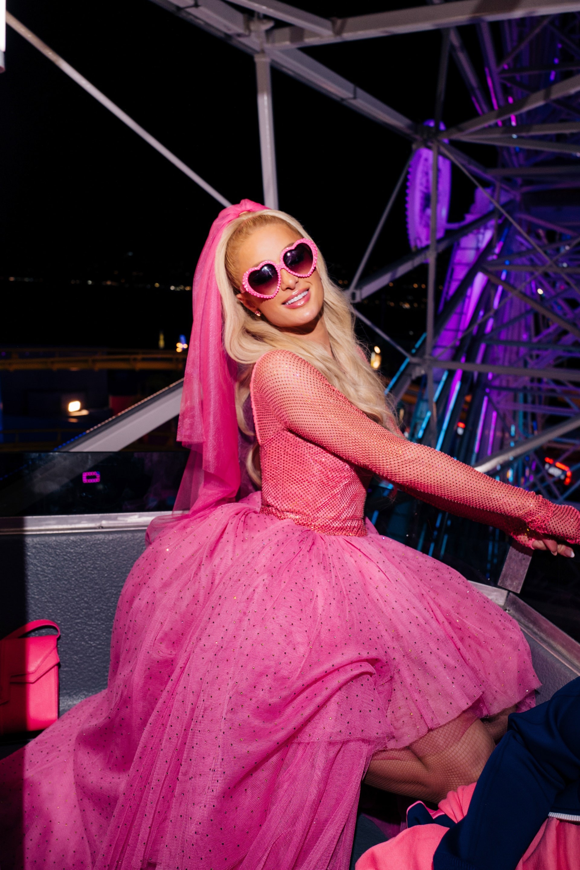 Những chiếc váy cưới xa hoa và tuyệt mỹ của Paris Hilton - 15