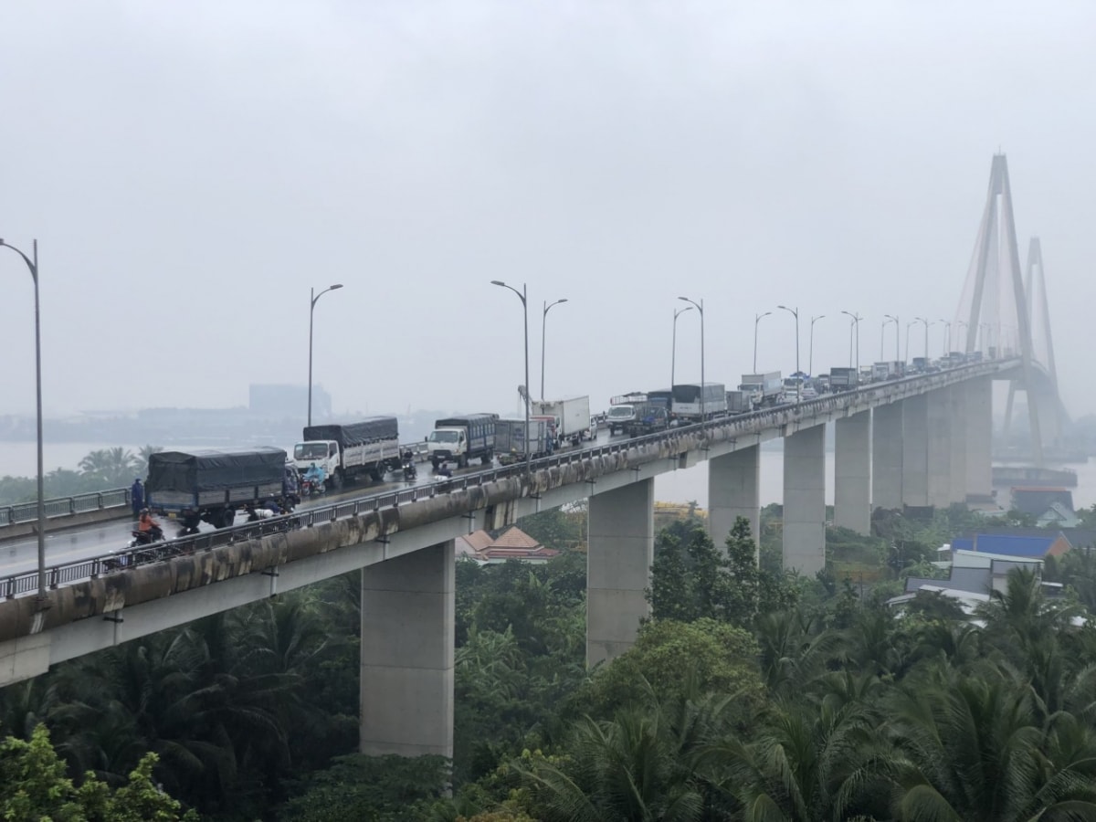 Một vụ tai nạn giao thông gây kẹt xe kéo dài trên cầu Rạch Miễu (địa phận Tiền Giang).